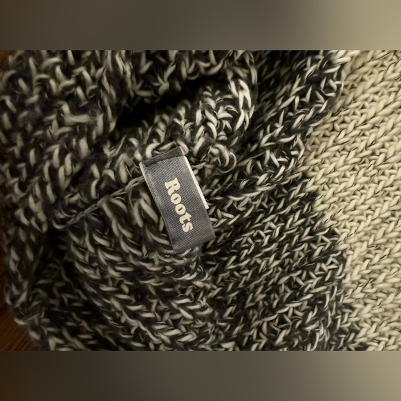 ROOTS grey and red infinity scarf - Picture 2 of 3